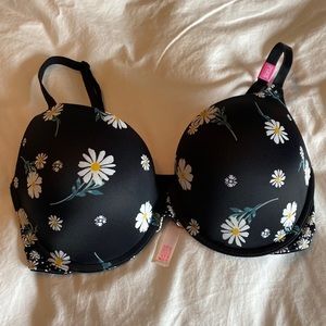 Victoria’s Secret Pink wear everywhere bra. 34DD